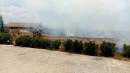 Villaggio Mosè: un vasto incendio minaccia le abitazioni