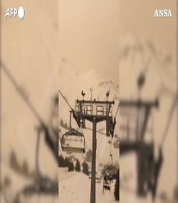 In Svizzera la sabbia del Sahara colora di arancione la neve e il cielo