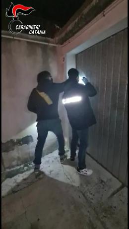 Catania, l'irruzione nel deposito della marijuana scoperto dai Lupi dei carabinieri