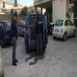 Vittoria, confezionava la canna durante la lezione