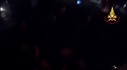 Catania: casa a fuoco, così i vigili del fuoco hanno salvato un'anziana