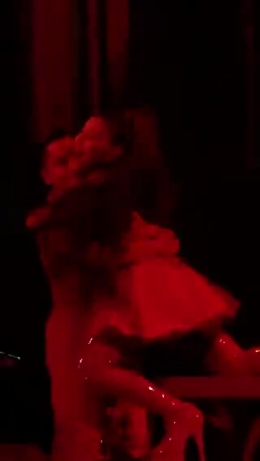 Ariana Grande cade sul palco e scoppia a ridere fino alle lacrime: «Dopo 87 concerti doveva accadere...»