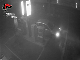 Caltagirone,  compra benzina e con gli amici 
va a bruciare l'auto della sua ex compagna