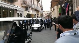I Grandi della Terra su mini auto in centro a Taormina