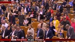 «Non è un addio ma un arrivederci», il Parlamento Ue saluta il Regno Unito che se ne va