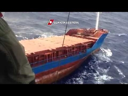 Elicottero guardia costiera di Catania salva marittimo albanese