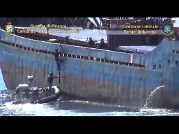 Arrembaggio GdF a nave turca carica di droga