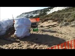 Torre Salsa, ruspa nella riserva per rimuovere un barcone