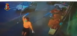 Catania, il video del poliziotto libero dal servizio che si avventa sul rapinatore