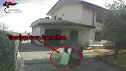 Trecastagni, il video della donna che appicca il fuoco alla villa del marito con l'aiuto della fattucchiera