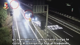 Il video della folle corsa clandestina tra due Bmw in piena autostrada A19