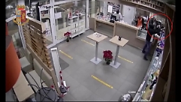 Catania, rapinano distributore a San Giovanni Galermo: acciuffati