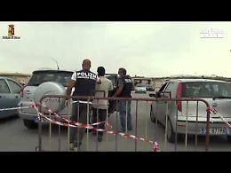 Migranti si salvano sfondando botola