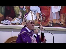Vescovo di Noto canta durante omelia