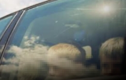 Catania: lascia i figli piccoli in auto sotto il sole, papà denunciato