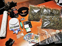 Catania, 1 kg di erba in auto e 23 gr di coca a casa: arrestato pusher