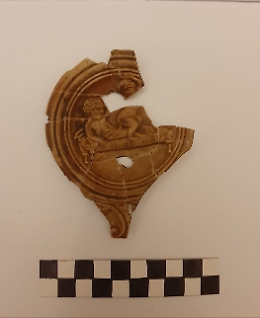 Archeologia, lucerna con scena erotica riemerge da scavi nel Nisseno