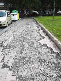 Piazza Roma: marciapiedi pericolosi per i pedoni