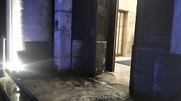 Incendiato il portone d'ingresso dell'Istituto Superiore di Sanità
