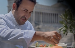 Protesta dello chef Natale Giunta contro il lockdown pasquale: «Se stiamo in silenzio moriamo ogni giorno»