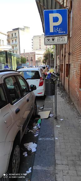 Catania, via V. Ognina: "Se i cestini non vengono svuotati è meglio non metterli"