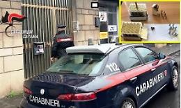 Catania, litiga col cognato e gli mostra una cartuccia: «Questa è per te»