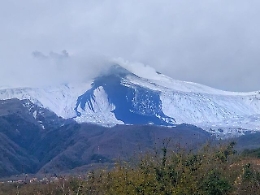 Santa Venerina: oggi spettacolo dell’Etna, con la lava tra la neve