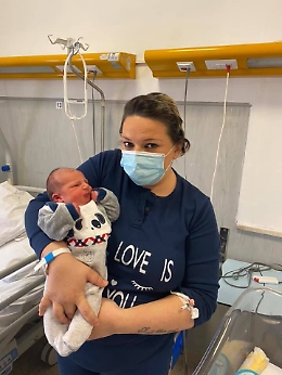 Scopre di essere incinta durante chemioterapia: il bimbo nasce sano