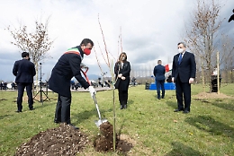 L'omaggio di Draghi alle vittime del Covid. E sui vaccini rassicura: non ci fermeremo