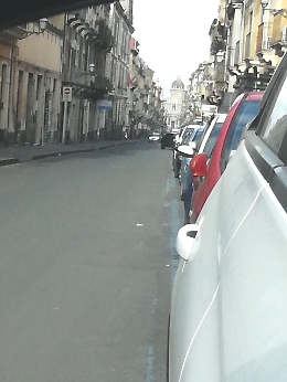 Catania: Via Garibaldi, segnaletica orizzontale assente