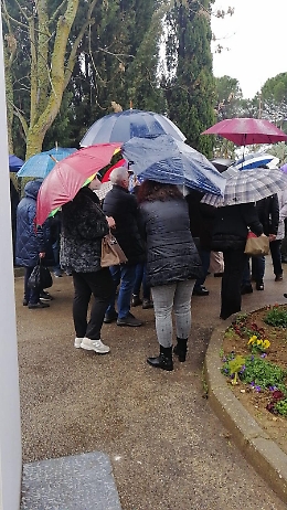 Vaccini, file sotto la pioggia in hub a Caltanissetta: caos e proteste