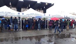 Sicilia, anche oggi hub vaccinali aperti fino alle 22 tra code e attese sotto la pioggia