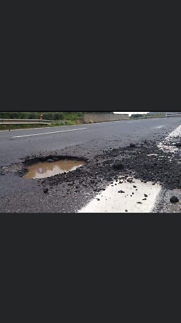 L'Autostrada A18 è pericolosamente piena di buche
