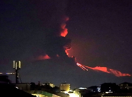 L'Etna ha eruttato 40 milioni di m³ di lava e cenere: non accadeva da 20 anni. Ma ora si sta “sgonfiando”