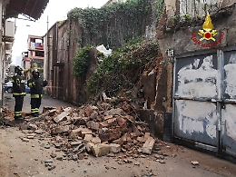 Catania, crolla un muro in via Sturiale e ora si teme per gli edifici vicini