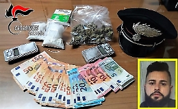 Catania, sorpreso sul banco da lavoro mentre tagliava la cocaina