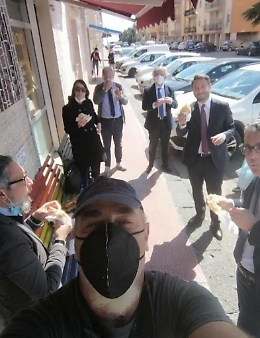 Covid, Cancelleri pranza in strada con altri in zona rossa: è bufera social