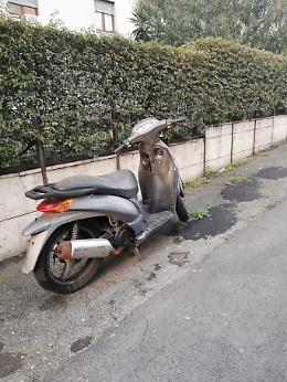 Catania: scooter abbandonato da mesi  al Corso dei Mille
