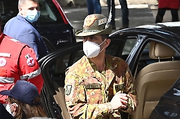 Figliuolo: "I vaccini ci sono, dosi agli over 50 anche di notte"