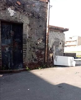 Adrano: servizio ritiro rifiuti sospeso...divano gettato in strada