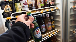 Alcolici a minori, se li prendono dal frigo non è reato: annullata condanna a un nisseno