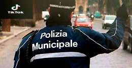 Catania, "Cunnuti e sbirri" ai vigili urbani in video Tik Tok: denunciato 19enne