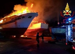 Incendio in cantiere navale a Portopalo: un'imbarcazione distrutta