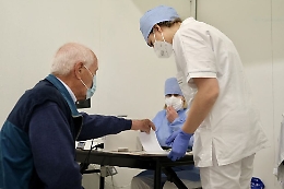 Vaccini nelle parrocchie, in Sicilia oltre 4000 anziani in fila per la dose