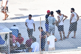 Ondata di sbarchi a Lampedusa (zona rossa): 700 migranti nell'hotspot