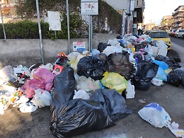 Catania: "mare" di rifuti nel quartiere Montepalma