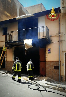 Mirabella Imbaccari, paura per l'incendio di un magazzino
