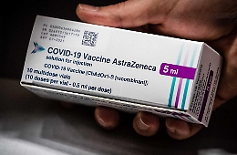 Astrazeneca, dall'Ema nessuna restrizione al vaccino: «Effetti collaterali molto rari»