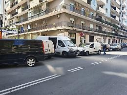 Catania: marciapiede occupato da furgoni camion e auto in viale Ionio