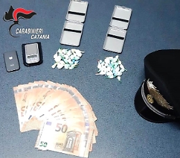 Nasconde droga nel sottotetto del bagno nel Catanese: arrestato